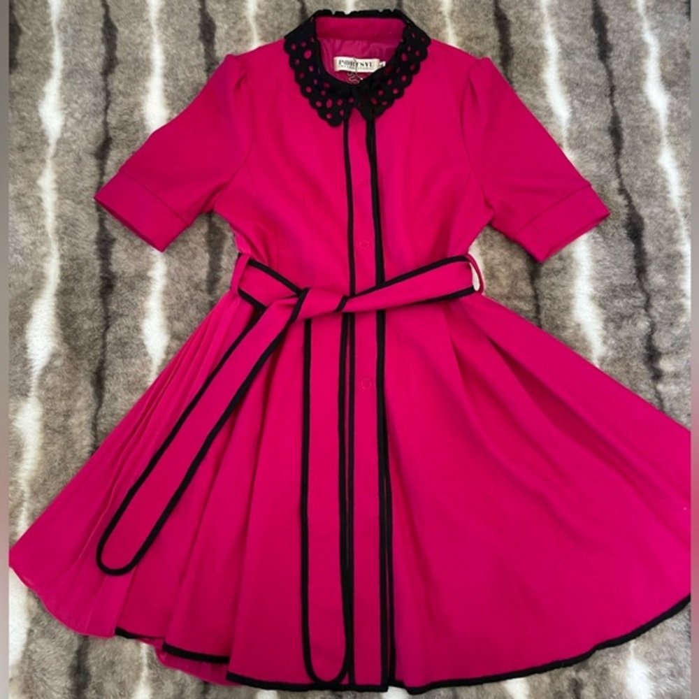 Vintage Elegant Pink Dress with Black Accents - Picture 2 of 8